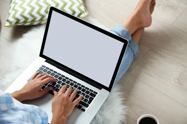 Donna che lavora con il computer portatile a casa — Foto Stock