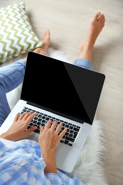 Mulher trabalhando com laptop em casa — Fotografia de Stock