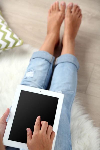 Mulher trabalhando com tablet digital em casa — Fotografia de Stock