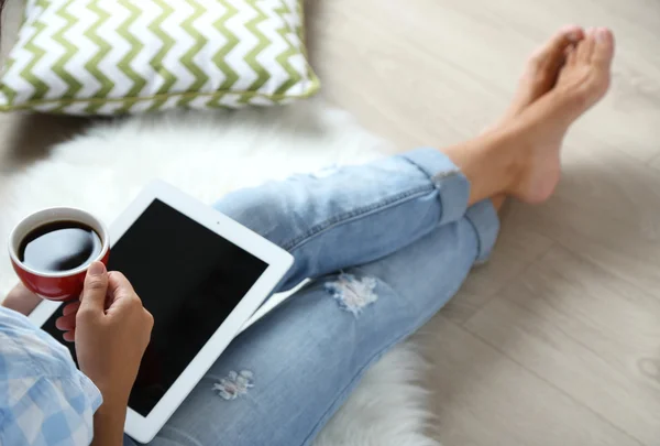 Mulher trabalhando com tablet digital em casa — Fotografia de Stock