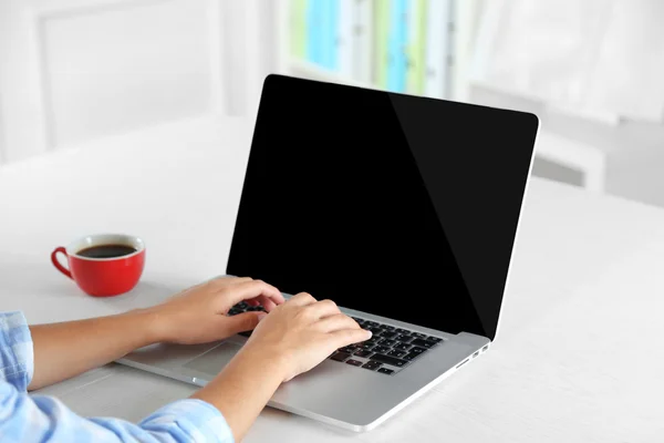 Vrouw werkt met laptop op kantoor — Stockfoto