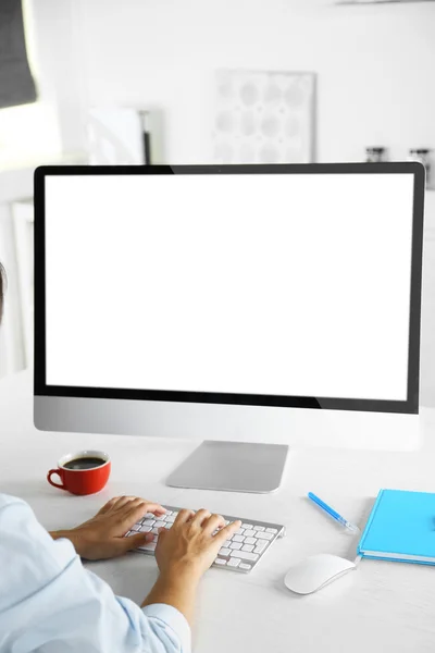 Женщина работает с компьютером в офисе — стоковое фото