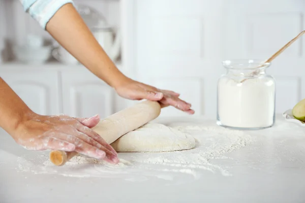 Делать тесто для яблочного пирога руками женщин на кухне — стоковое фото