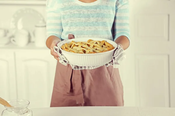 Tarta de manzana casera en manos femeninas, sobre fondo claro —  Fotos de Stock