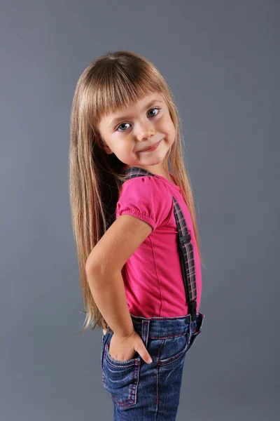 Hermosa niña sobre fondo gris — Foto de Stock