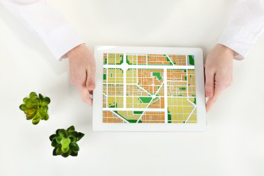 Harita gps navigasyon ile tablet kullanan kadın