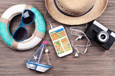 Akıllı telefon ile harita ve seyahat aksesuarları