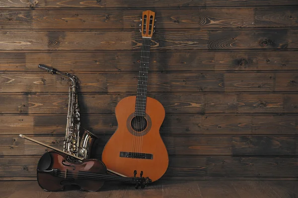 Instrumentos musicais em pranchas de madeira fundo — Fotografia de Stock