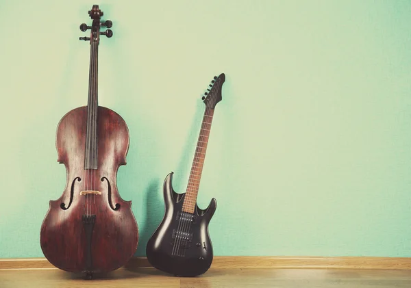 Muziekinstrumenten op turquoise wallpaper achtergrond — Stockfoto