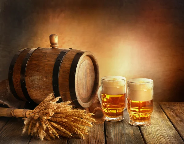 Beer barrel with beer glasses on table on brown background — Stock Photo, Image