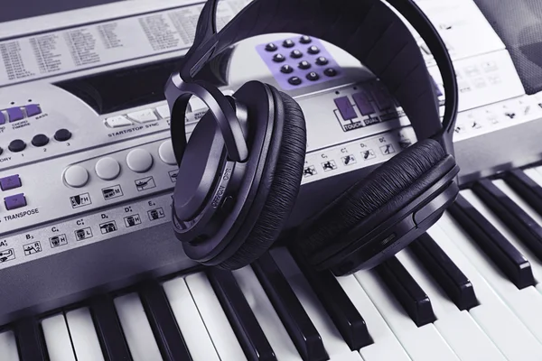 Headphones on synthesizer close up — Stock Photo, Image