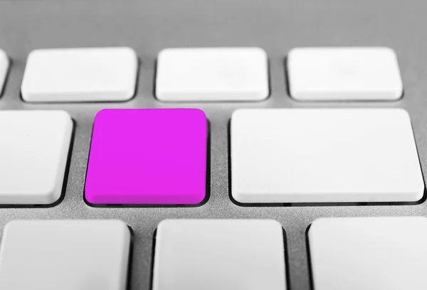 Laptop tangentbord med lila knapp — Stockfoto
