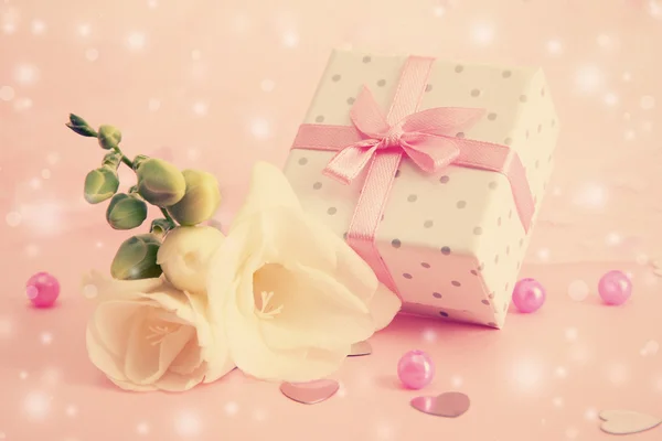 Маленькая подарочная коробка и цветок фрезии — стоковое фото