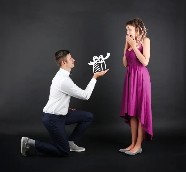 Hombre romántico dando regalo a una mujer — Foto de Stock