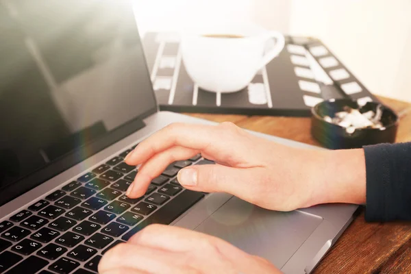 Vrouwelijke handen van scenarioschrijver bezig met laptop aan balie op kast achtergrond — Stockfoto