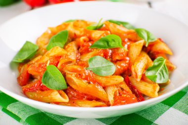 Makarna salça ve fesleğen tablo ile yakın çekim