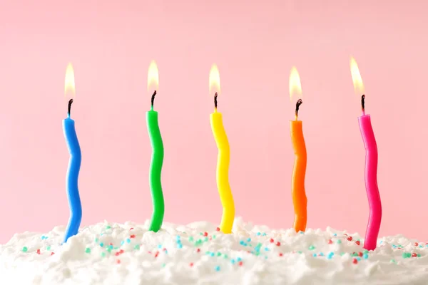 Bolo de aniversário com velas — Fotografia de Stock