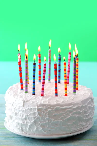 Gâteau d'anniversaire avec des bougies — Photo