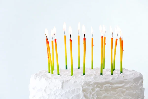 Bolo de aniversário com velas — Fotografia de Stock