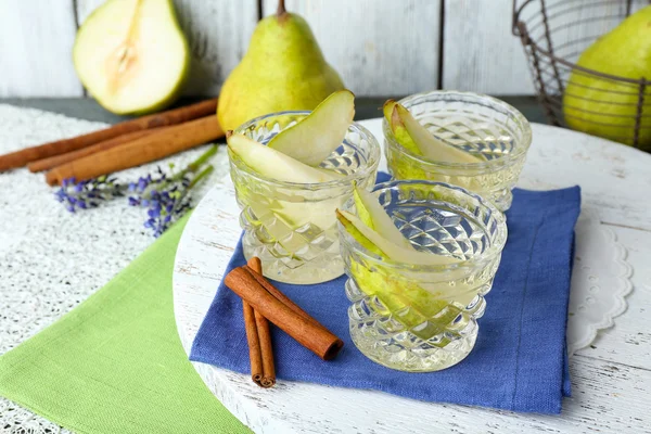 Pear juice with fresh fruits — Stock Photo, Image