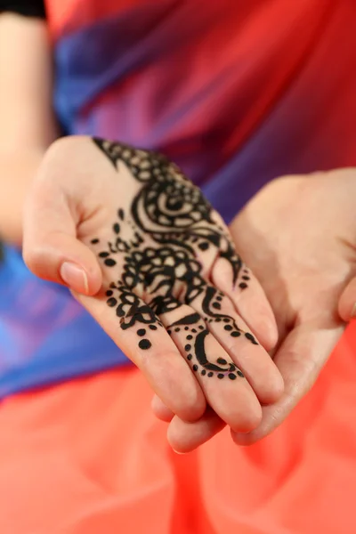 Imagen de henna en manos femeninas — Foto de Stock