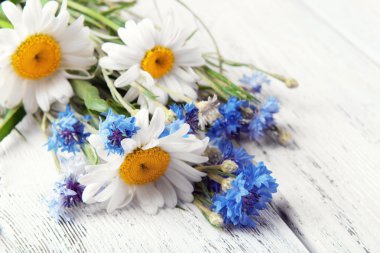 Ahşap masa, closeup üzerinde taze kır çiçekleri