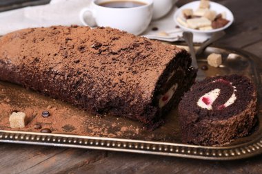 Masada krema ve çilek ile Çikolatalı rulo yakın çekim