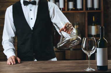 Kasada çalışan barmen  