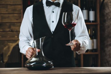 Kasada çalışan barmen  