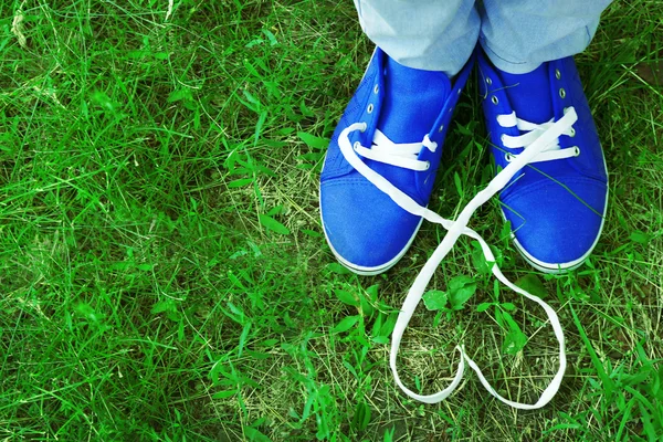 Pies femeninos en zapatos de goma —  Fotos de Stock