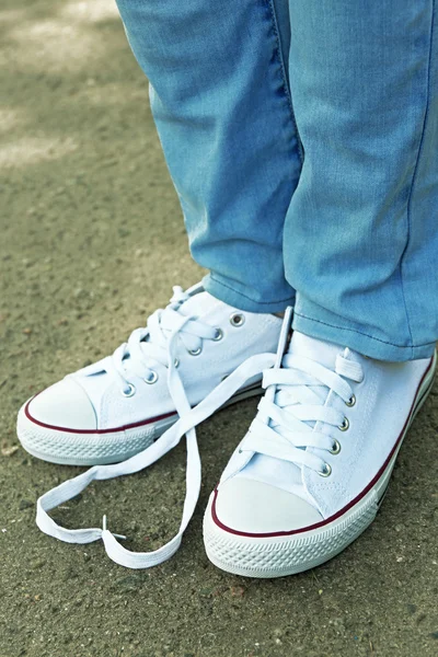 Vrouwelijke voeten in kauwgom schoenen — Stockfoto