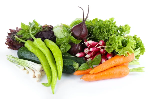 Cumulo di verdure fresche isolate su bianco — Foto Stock