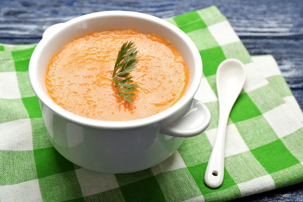 Καρότο-σούπα με κρέμα γάλακτος στο τραπέζι — Φωτογραφία Αρχείου