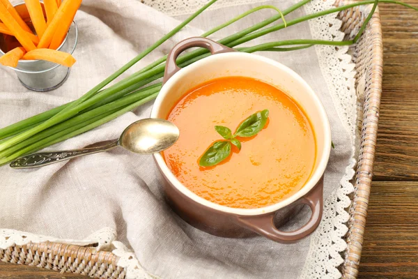 Sopa de creme de cenoura na mesa — Fotografia de Stock