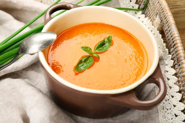 Sopa de crema de zanahoria en la mesa — Foto de Stock