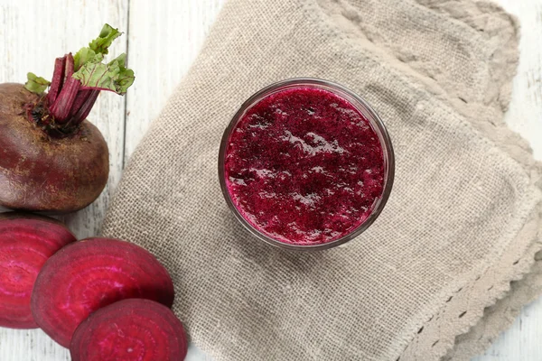 Copo de suco de beterraba com legumes na mesa de perto — Fotografia de Stock