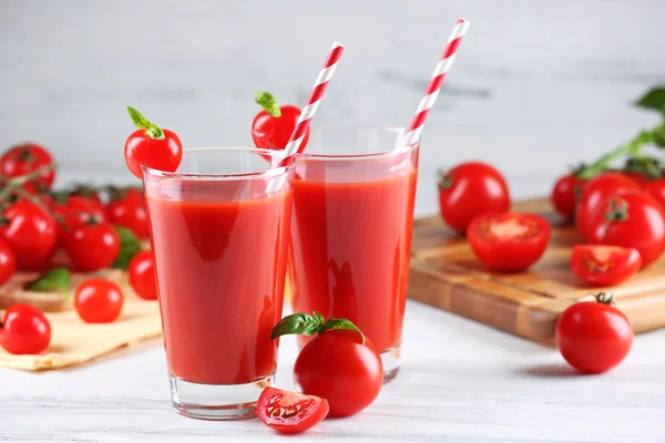 Los vasos del jugo de tomate con hortalizas sobre la mesa de madera se acercan — Foto de Stock