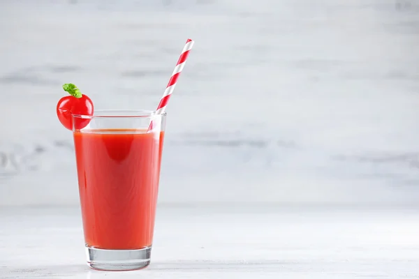 Copo de suco de tomate com legumes no fundo de madeira — Fotografia de Stock