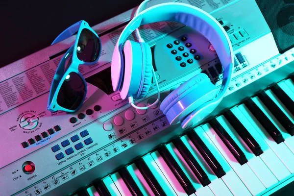 Kopfhörer mit Sonnenbrille auf Synthesizer — Stockfoto