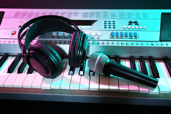 Kopfhörer mit Mikrofon auf Synthesizer — Stockfoto