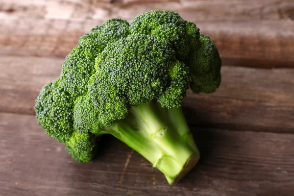 Broccoli freschi su fondo di legno — Foto Stock