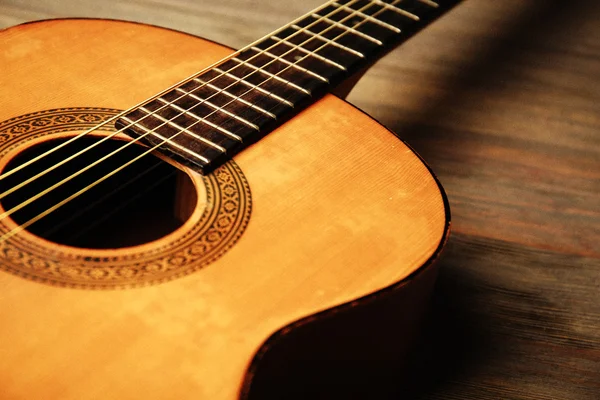 Гітара на дерев'яному фоні — стокове фото