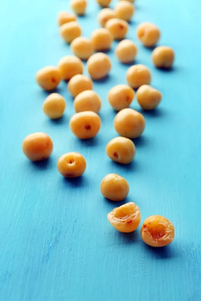 Ameixas de cereja maduras na mesa de madeira close-up — Fotografia de Stock
