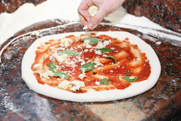 Preparação de pizza na mesa de mármore, close-up — Fotografia de Stock