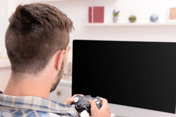 Mann spielt Computerspiele — Stockfoto