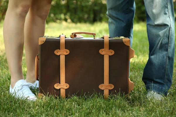 Молода пара з старовинною валізою — стокове фото