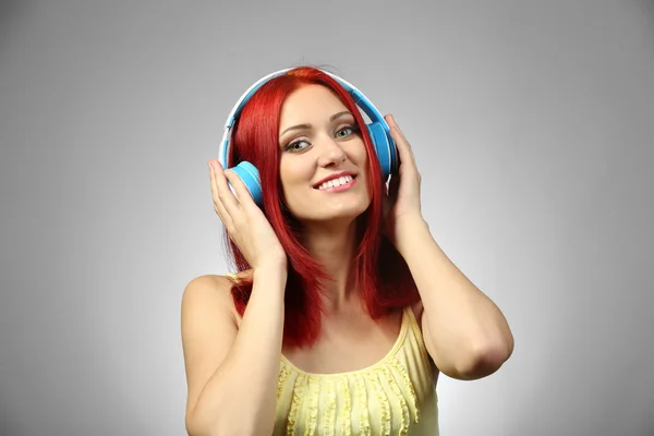 Красива молода жінка з навушниками — стокове фото