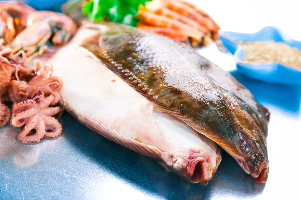 Peces y camarones frescos con especias sobre fondo metálico —  Fotos de Stock