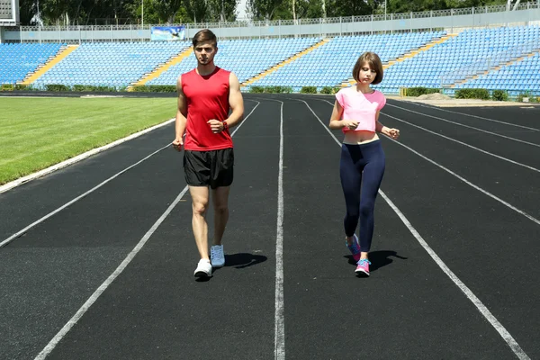 Jóvenes corriendo en el estadio — Foto de Stock