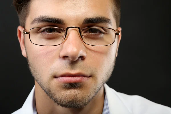 Jeune homme attrayant avec des lunettes — Photo